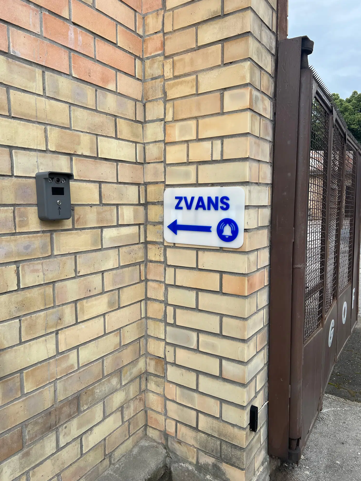 Zvana poga pie vārtiem